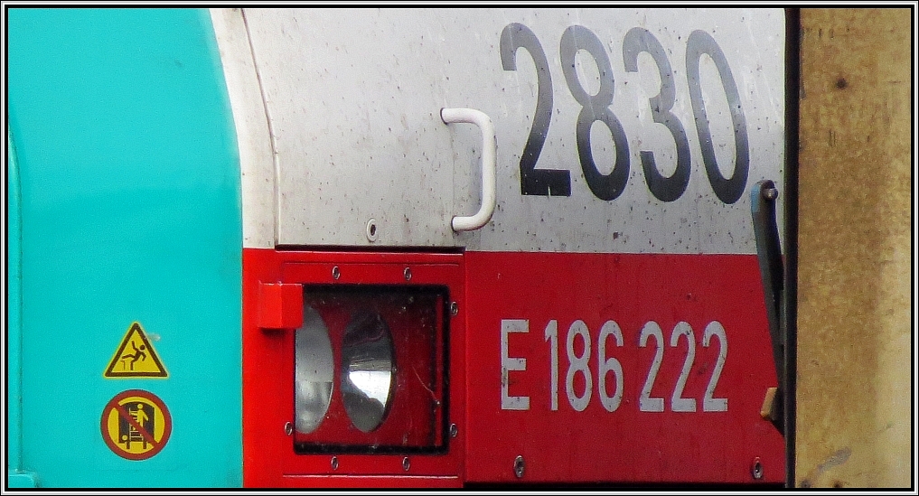Angedockt! Die 2830 hat soeben ihr Ziel erreicht und dezent angepuffert.
Detailfoto einer belgischen Cobra. Bahnszenario mal anders gesehen. Location:
Aachen West im Juli 2013.