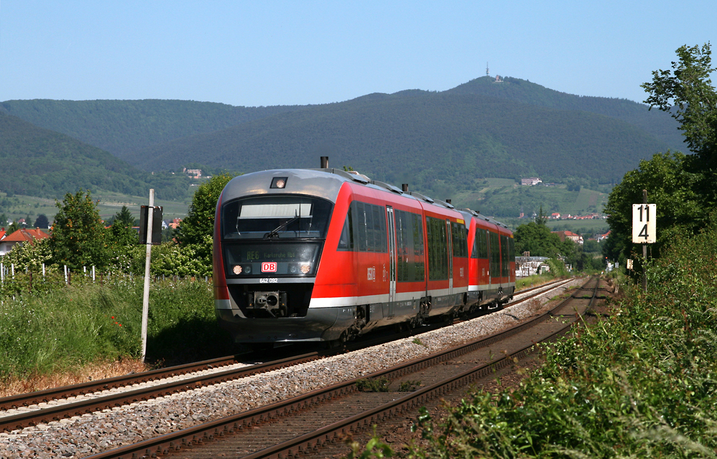 Angefhrt von 642 092 sind zwei Triebwagen der Baureihe 642 vom Betriebswerk Kaiserslautern am 04. Juni 2010 unterwegs als RE 28869 von Neustadt (Weinstrae) nach Karlsruhe. Die Aufnahme entstand zwischen Edesheim und Knringen-Essingen.