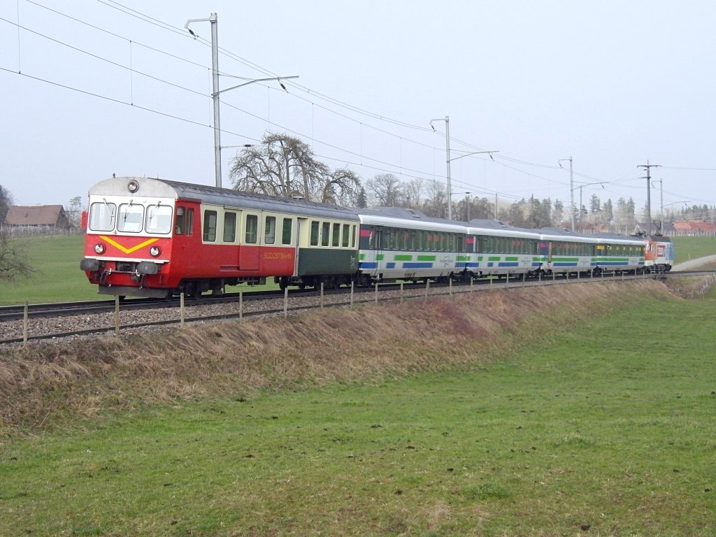 Angefhrt von einem Steuerwagen in den Farben der ehemaligen Bodensee-Toggenburg-Bahn ist bei Muolen IR 2420 mit den „Voralpen-Express“-Wagen von Romanshorn nach Luzern unterwegs (01.03.2011).