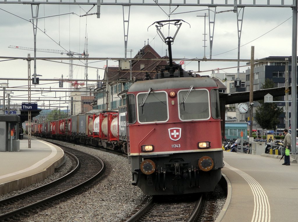 Angefhrt von der Re 4/4  11343 durchfhrt am 04.05.2013 ein Containerzug den Bahnhof Thun in Richtung Ltschberg/Simplon. Hier sieht man auch, wie hoch so ein Bgel unter Fahrdraht in die Hhe ragen kann.