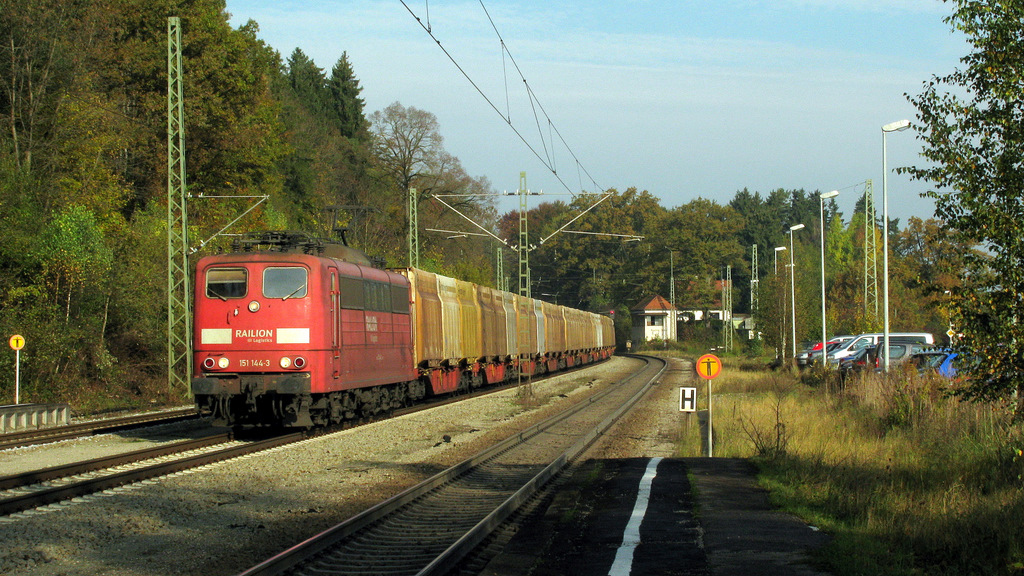 Angekommen in A�ling folgt meinem RE im Blockabstand dieser Holzschnitzelzug in Richtung Rosenheim bespannt von 151 144-3 am 19.10.