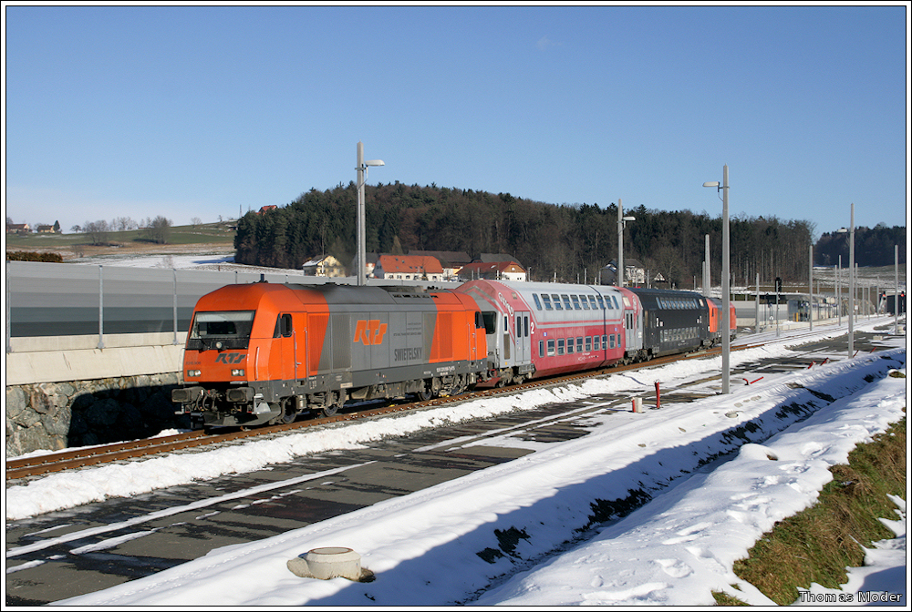 Angemietete Loks privater EVUs mit GKB-Doppelstockwagen als GTW-Ersatz auf der Koralmbahn: RTS 2016.906 und RTS 2016.905 ziehen zwei GKB-Doppelstockwagen  im Sandwich  als Schulungsfahrt �ber die Koralmbahn. Keine Zugnummer da als Nebenfahrt gefahren wurde. Aufgenommen bei Hengsberg, im Hintergrund sind Hst. Hengsberg und Tunnelportal (Hengsbergtunnel) zu sehen. Leider typisch f�r eine Neubaustrecke: MABA-Masten, L�cher im Boden, L�rmschutw�nde, usw. .. 12.12.2010;