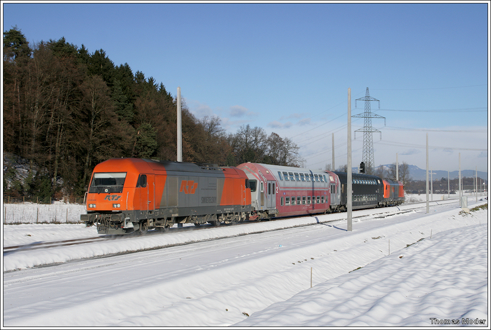 Angemietete Loks privater EVUs mit GKB-Doppelstockwagen als GTW-Ersatz auf der Koralmbahn: RTS 2016.906 und RTS 2016.905 ziehen zwei GKB-Doppelstockwagen  im Sandwich  als Schulungsfahrt �ber die Koralmbahn. Keine Zugnummer da als Nebenfahrt gefahren wurde. Aufgenommen bei Werndorf, kurz vor der Einfahrt in den Hengsbergtunnel. 12.12.2010;