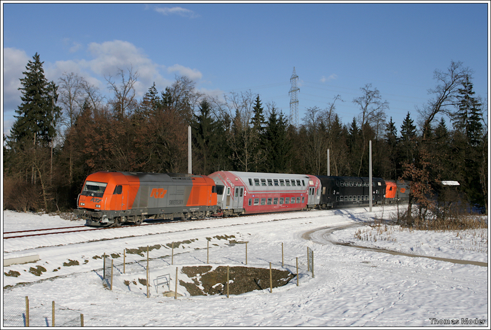 Angemietete Loks privater EVUs mit GKB-Doppelstockwagen als GTW-Ersatz auf der Koralmbahn: RTS 2016.906 und RTS 2016.905 ziehen zwei GKB-Doppelstockwagen  im Sandwich  als Schulungsfahrt �ber die Koralmbahn. Keine Zugnummer da als Nebenfahrt gefahren wurde. Aufgenommen bei Werndorf (Verbindungsstrecke zur Koralmbahn). Ist leider die ziemlich einzige Stelle auf der Strecke, auf der man ein paar B�ume ohne LSW aufs Bild kriegt. 12.12.2010;