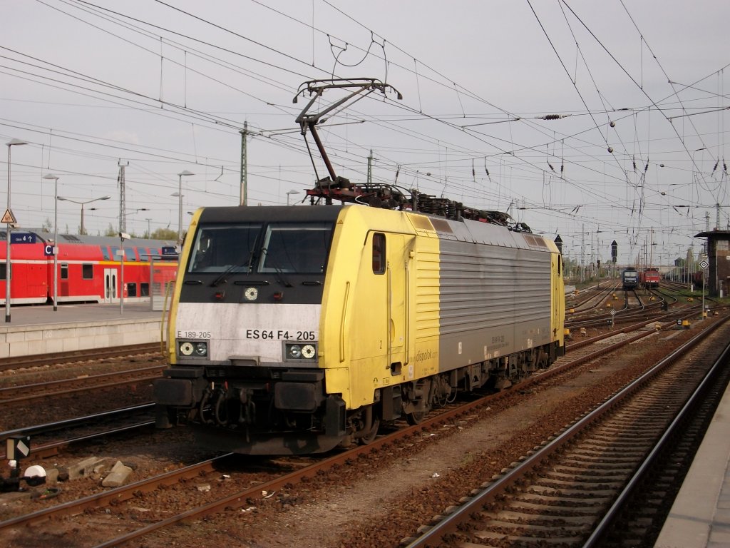 Angermnde ist eine gute Adresse fr Privatbahnloks.Teilweise stehen die Loks gnstig abgestellt so das sich die Loks gut vom Bahnsteig aus fotografieren lassen.So erwischte ich am 01.Mai 2010:Dispolok ES64 F4-205 (189 205). 