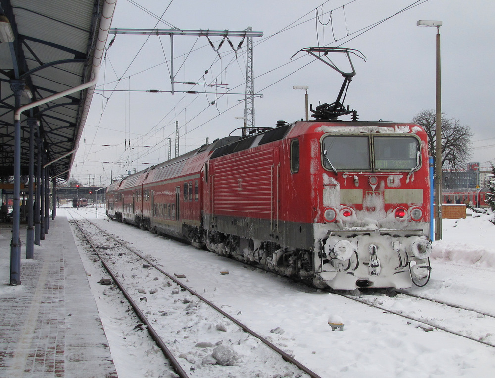 Angeschoben wurde der RE11 nach Frankfurt durch 143 556-9. Hier mit vereister Front im Cottbuser Hbf. 27.12.2010