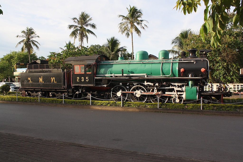 Angeschrieben als 235, es koennte aber auch die 229 sein,(2'C-n2, Baldwin - USA, Bauj. 192?, Fab.Nr. 5????) steht diese Lok auf der Zufahrtstrasse zum Bf. Chumphon. Bild vom 17.Mai 2013.
