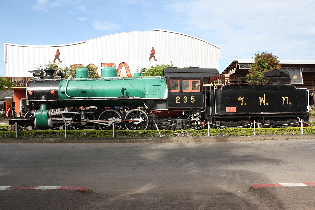Angeschrieben als 235, es koennte aber auch die 229 sein,(2'C-n2, Baldwin - USA, Bauj. 192?, Fab.Nr. 5????) steht diese Lok auf der Zufahrtstrasse zum Bf. Chumphon. Bild vom 18.Mai 2013.
