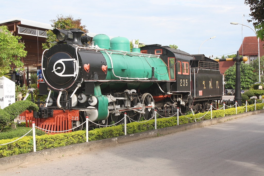 Angeschrieben als 235, es koennte aber auch die 229 sein,(2'C-n2, Baldwin - USA, Bauj. 192?, Fab.Nr. 5????) steht diese Lok auf der Zufahrtstrasse zum Bf. Chumphon. Bild vom 18.Mai 2013.
