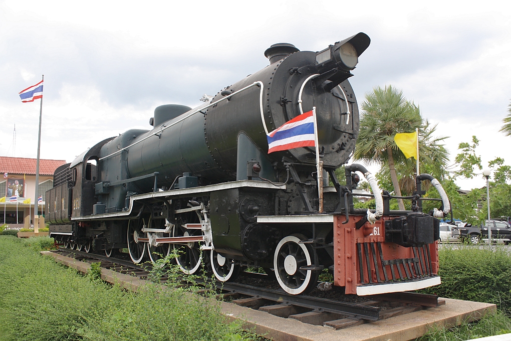 Angeschrieben als 261 steht die 264 (2'C1'-h3, Hanomag, Bauj. 1928, Fabr.Nr. 10604) aufgestellt vor dem Bf. Nakhon Ratchasima. Bild vom 13.Juni 2011.
