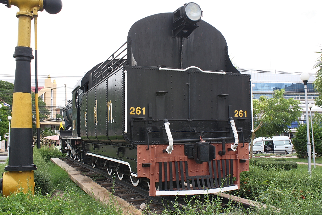 Angeschrieben als 261 steht die 264 (2'C1'-h3, Hanomag, Bauj. 1928, Fabr.Nr. 10604) aufgestellt vor der Nakhon Ratchasima Station. Bild vom 13.Juni 2011.
