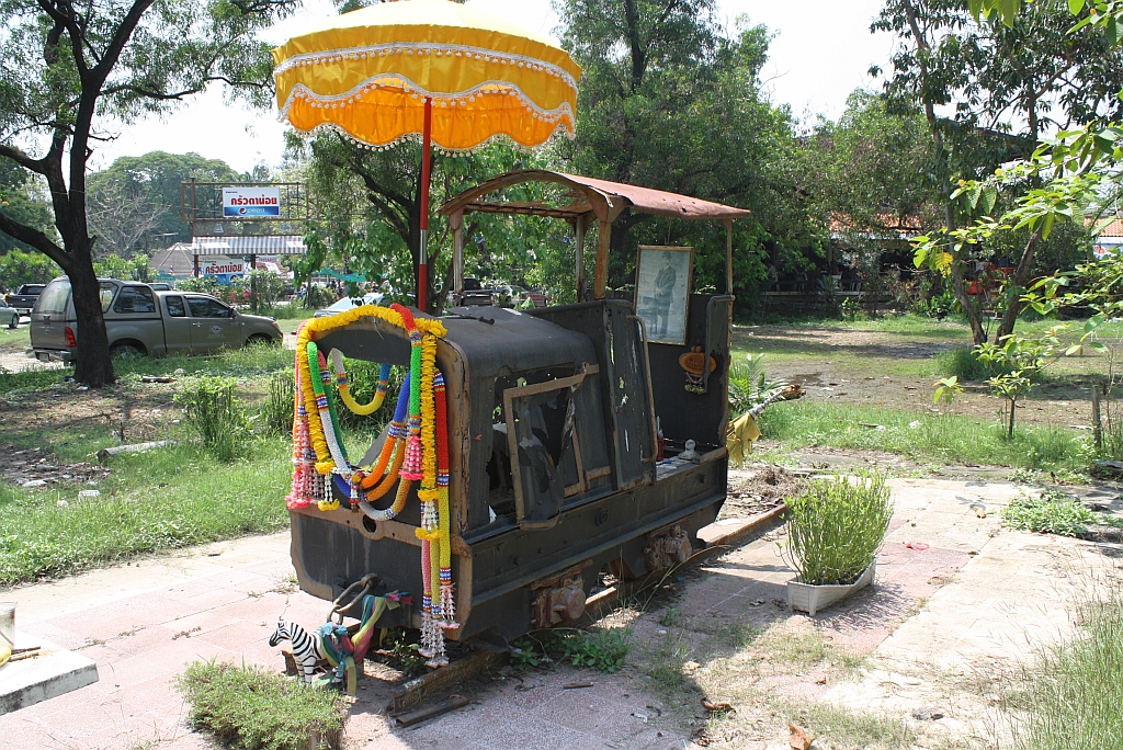 Angesichts des fortgschrittenen Verfalls dieser Feldbahndiesellok war eine Identifizierung nicht mglich. Aufgestellt ber die Strae gegenber der 943 beim Chatuchak Park. Bild vom 19.Mrz 2011.