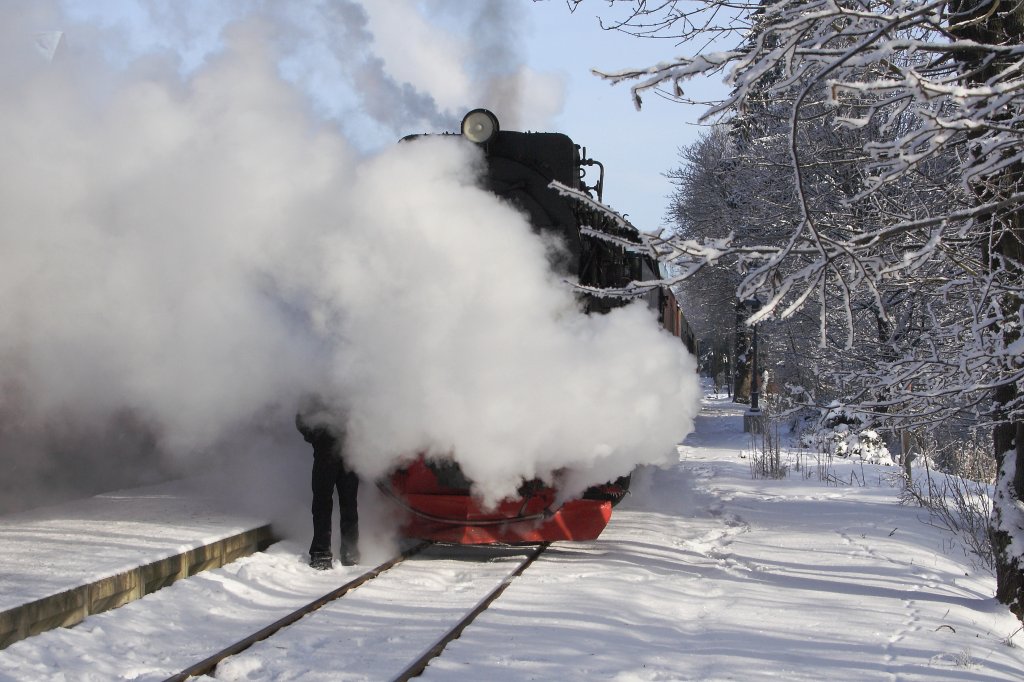 Angesichts der vielen Fotografen hllt sich hier 99 7245 am 26.01.2013 im Bahnhof Drei Annen Hohne verlegen in einen Schleier aus Dampf! Eben eine echte Lady! ;-)
