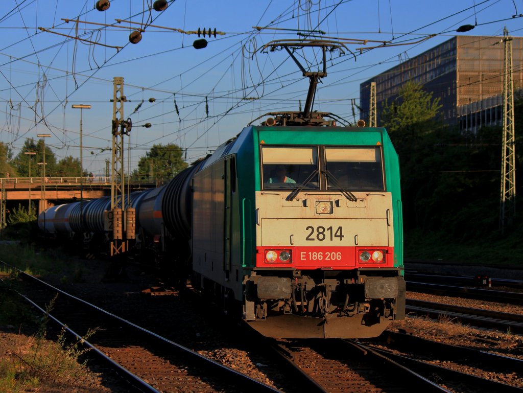 Angestrahlt vom Licht der untergehenden Sonne fhrt Cobra 186 206 (2814) am 23.07.2012 mit einem Kesselzug von Belgien kommend durch das Gleisvorfeld von Aachen West.