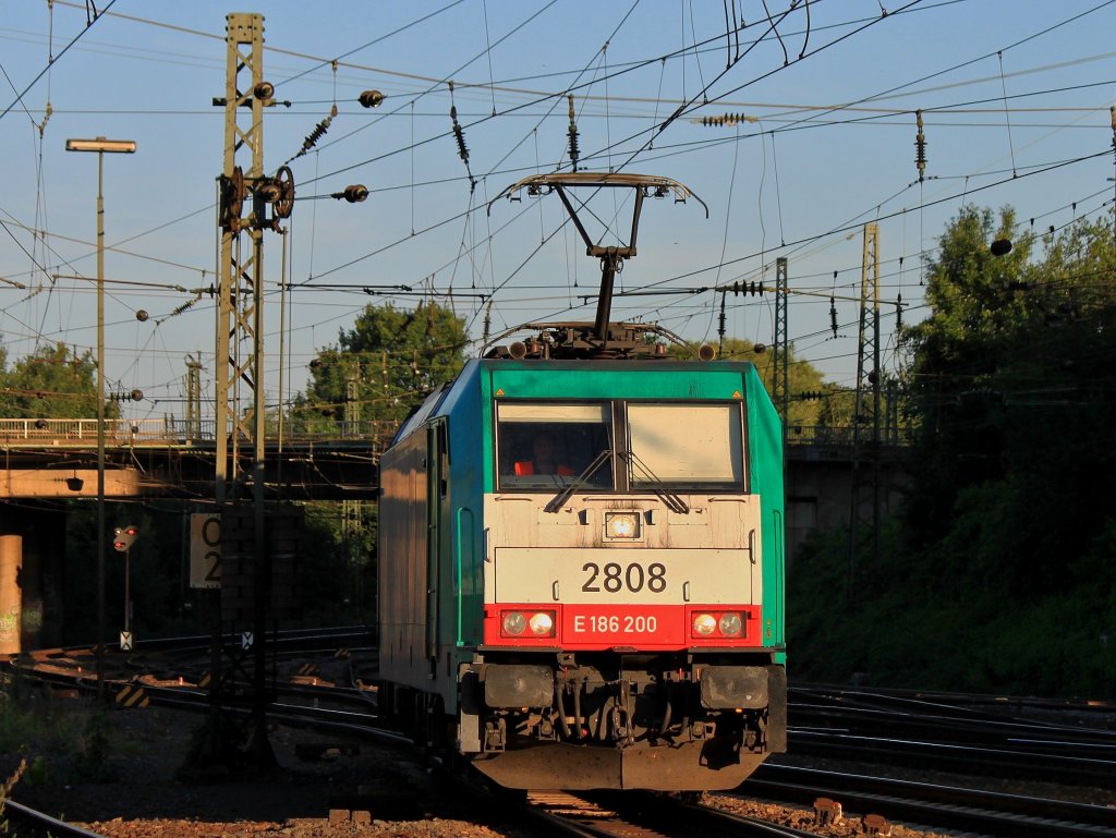 Angestrahlt von der untergehenden Sonne rangiert am Abend des 23.7.2012 Cobra 186 200 (2808) in Aachen West.