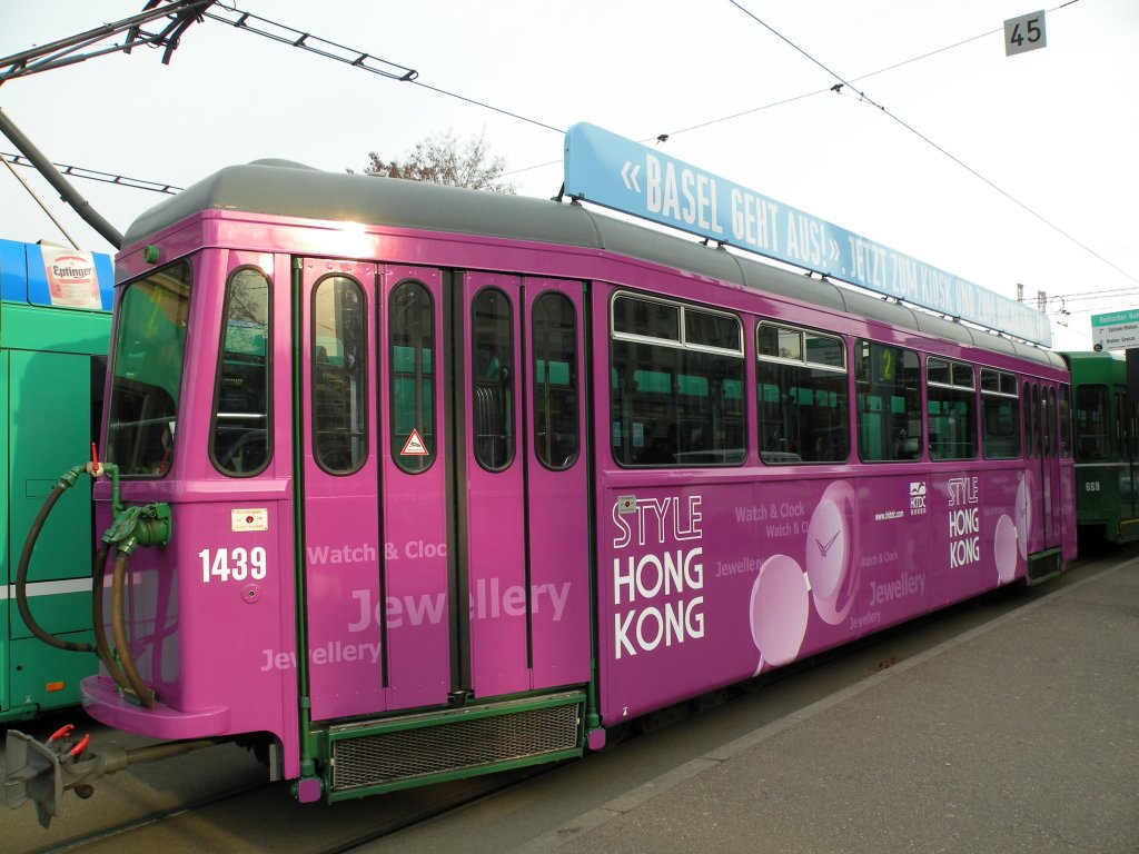 Anhnger 1439 mit einer Werbung fr ein Schmuck Geschft aus Hong Kong wrend der Uhren und Schmuckausstellung Baselworld. Die Aufnahme stammt vom 04.03.2010.