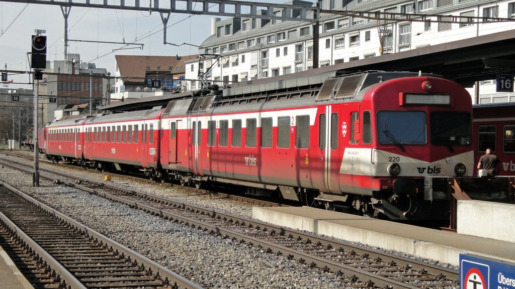 Anhand der BLS  Flottenpolitik  sollen diese Zge bis 2015 komplett von den BLS-Linien abgezogen werden. Der ex-RM-Prototyp RBDe 566 220-0  Walkringen  steht am 07.04.2010 in Thun als Zusatz-S-Bahn nach Solothurn bereit.