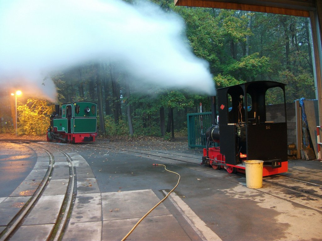 Anheitzen der beiden Dampfloks von der Parkeisenbahn Chemnitz. 17.10.2010