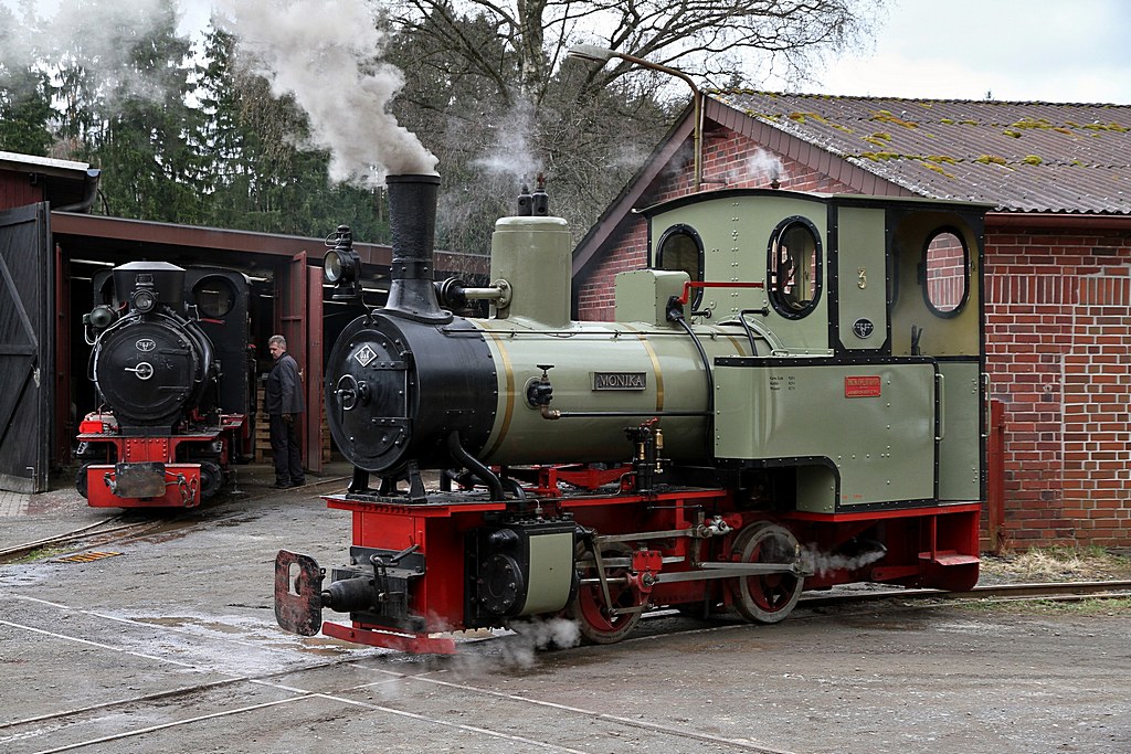 Anheizen der FGF Dampfloks am 01.04.2011  --  Die O&K Bn2t Dampflok  MONIKA  ist an diesem Tag probehalber bis zum Zechenhaus der Grube Fortuna gefahren, wo sie normalerweise nicht hinkommt, und musste hierzu mit uerster Vorsicht die 90 Grad Kreuzung passieren, die sonst nur von den wesentlich leichteren Grubenlokomotiven befahren wird.  --  Weitere Fotos siehe auch in meinem http://www.fgf-fotoalbum.de/