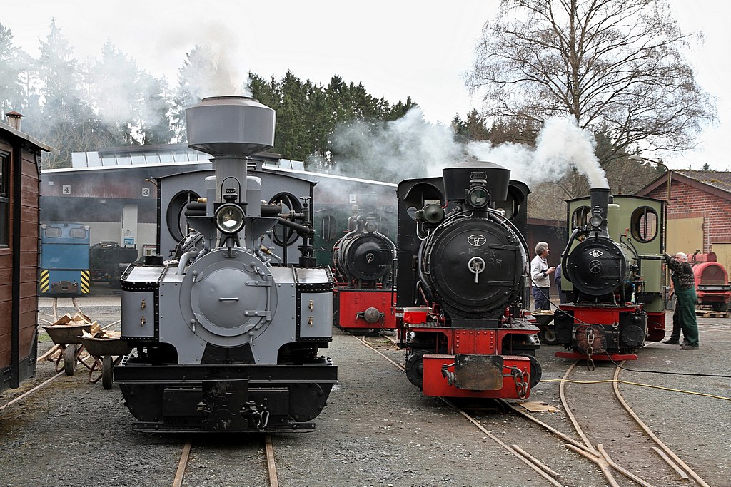 Anheizen der FGF Dampfloks am 01.04.2011  --  Kurz vor dem Saisonstart Mitte April wurden alle betriebsfhigen Dampfloks des Feld- und Grubenbahnmuseums Fortuna aus der Halle geholt und noch einmal auf ihre Funktion berprft. Whrend die frisch aufgearbeitete Henschel Brigadelok (links) und die O&K  MONIKA  (rechts) angeheizt wurden, erhielten die Henschel Preller (hinten stehend) und die Krauss Lok  MARTHA  (Mitte) eine Kaltdruckprobe.  --  Weitere Fotos siehe auch in meinem http://www.fgf-fotoalbum.de/