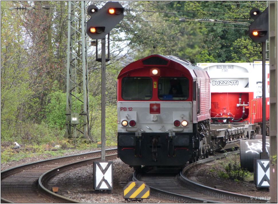 Ankunft in Aachen West f�r diese EMD Class-66 (Crossrail) mit G�terfracht am Haken 
aus Belgien.Aufgenommen am fr�hen Abend des 26.April.