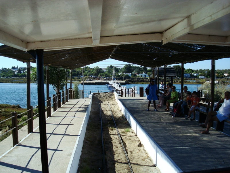 Ankunft am Festlandsbahnhof in Pedras dl Rei. Ausgestiegen wird links, rechts warten schon die Passagiere auf die Rckfahrt zum Strand. 14.9.2008