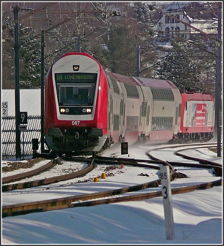 Ankunft des IR im Bahnhof von Troisvierges am 16.02.10. Da hier Endstation ist, wurde die Anzeige schon fr die Rckfahrt nach Luxemburg umgestellt. (Jeanny) 