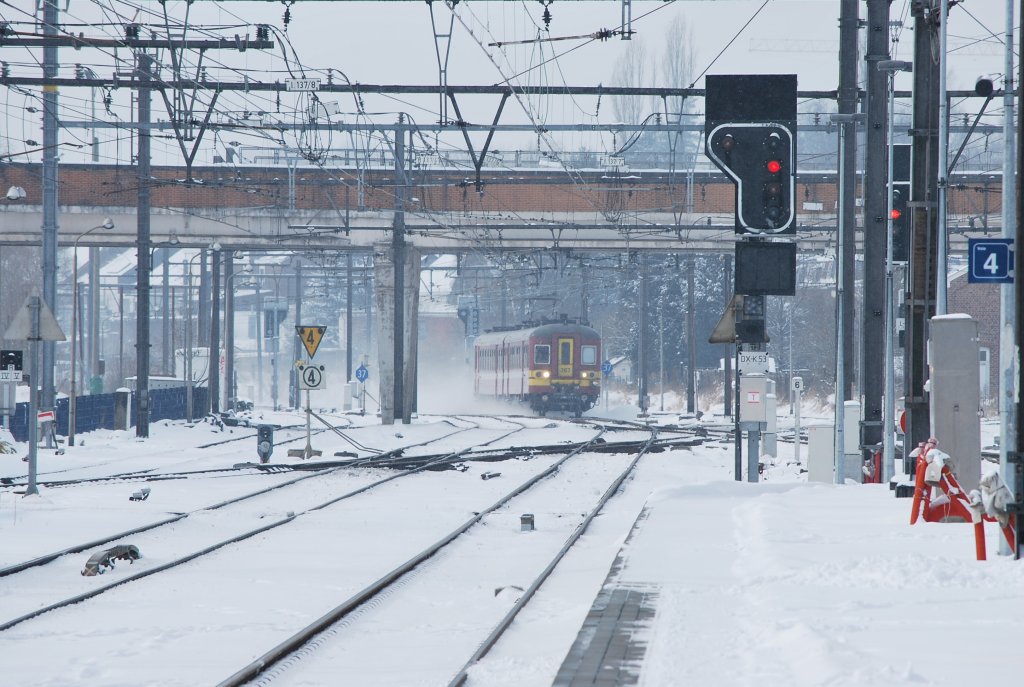 Ankunft des IR-Zuges (RE29) Lttich-Aachen im Bhf Welkenraedt an einem kalten Wintertag (Rosenmontag 2010); Triebzug AM 65 Nr 267; 15 Februar 2010.