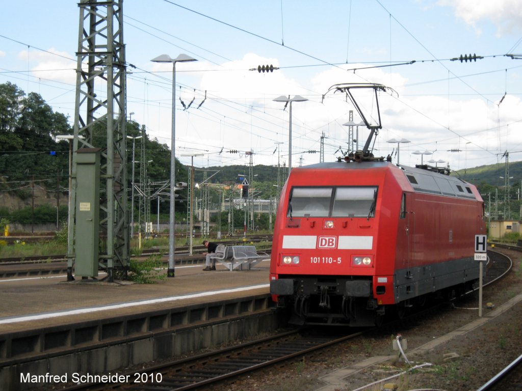 Ankunft der E Lok 143 932-2 in Saarbrcken Hauptbahnhof. Die Aufnahme des Foto war am 24.08.2010.
