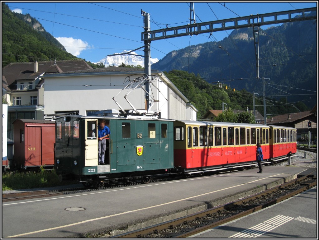 Ankunft eines Zuges der Schynige-Platte-Bahn im Bahnhof von Wilderswil, aufgenommen am fhen Abend des 18.07.2010.