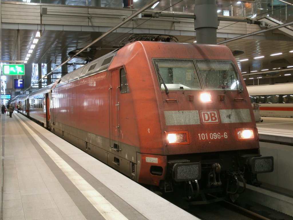 Ankunft IC 2355 aus Frankfurt/Main Flughafen,mit 101 096,der am 17.April 2011 weiter nach Binz fuhr und erst einmal in der Hauptstadt hielt.
