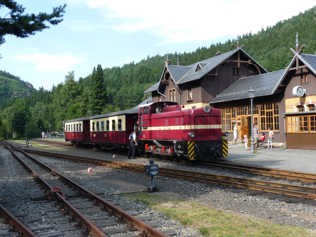 Ankunft im Kurort Oybin des Zuges 706 aus Zittau. Hier die 199 013 am 01.08.2010.