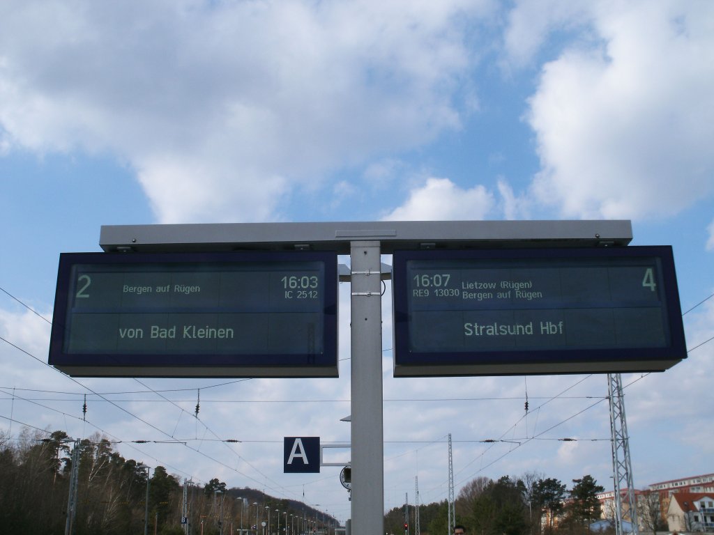 Ankunft links Ersatzzug 2312 aus Bad Kleinen(fr IC 2212 aus Koblenz) und Abfahrt RE 13030 nach Stralsund am 27.Mrz 2011 in Binz.