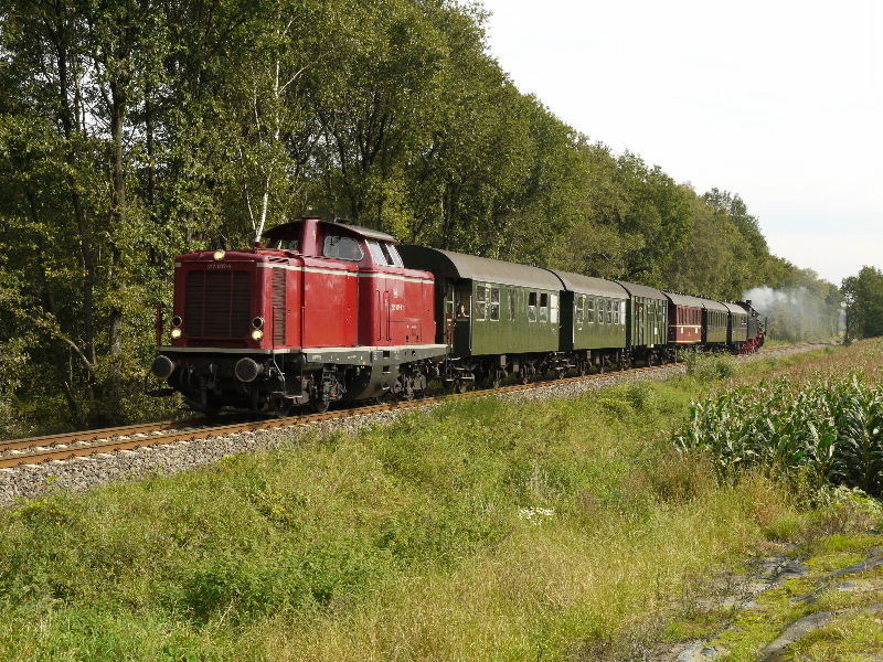 Anlssig des 10 jhriges Jubilum der Strecke Gronau - Enschede, war dieses Wochenende Historische Zge unterwegs. Die Br 212 fuhr bei strahlenden Sonnenschein durch Ochtrup durch zur weiterfahrt nach Enschede. 24.09.2011