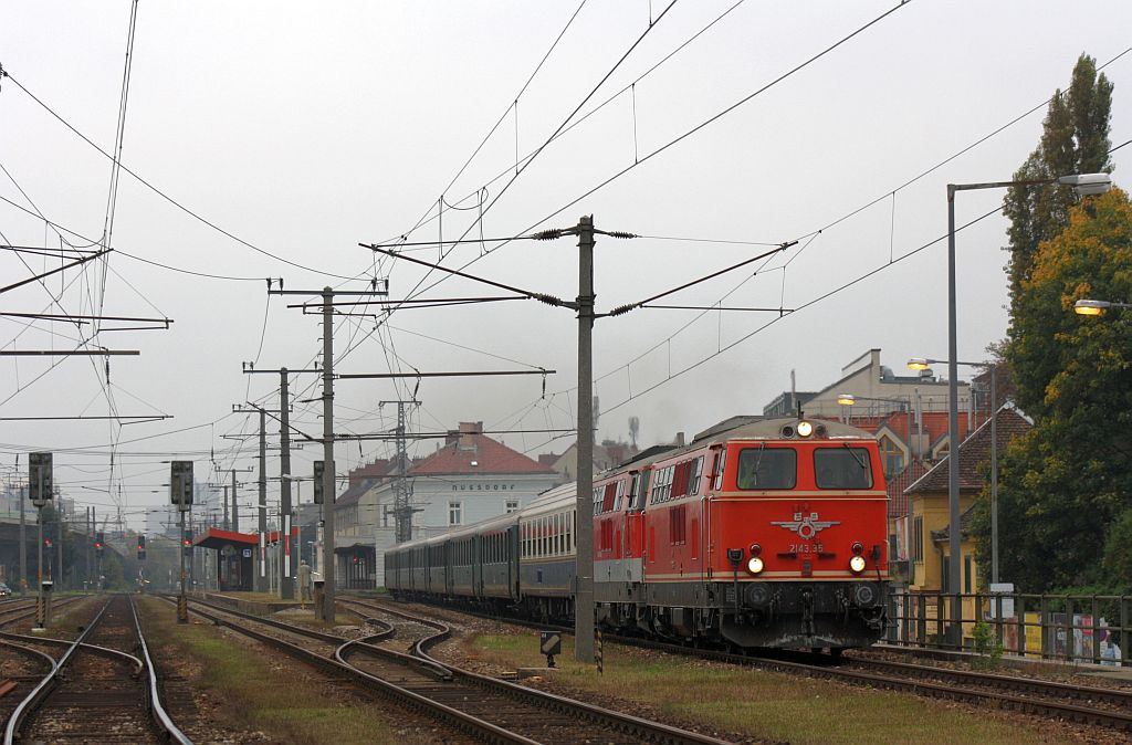 Anlsslich  140 Jahre Franz-Josefs Bahn  fuhr am 2.Oktober 2010 ein Sonderzug von Wien FJB nach Gmnd und zurck. Statt der angekndigten 1010 kam jedoch die 2143.35 zum Einsatz. Die Aufnahme zeigt den Zug kurz nach der Durchfahrt im Bahnhof Wien Nudorf.  