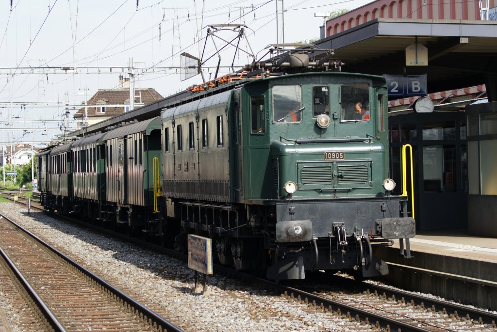 Anlsslich 150 Rheintal wurden Sonderzge gefahren von Rorschach nach Buchs SG. Hier in St.Margrethen ein Sonderzug gezogen von der Ae 4/7 von Historic und am Schluss der Gepcktriebwagen.