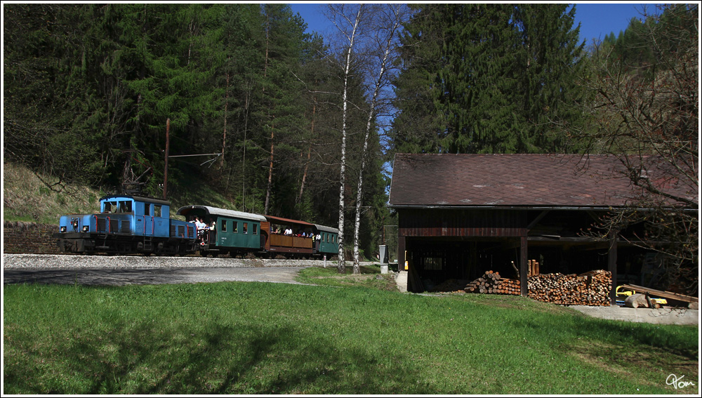 Anl�sslich der Ausstellungser�ffnung „175 Jahre Eisenbahn in �sterreich“ in Mixnitz, gab es am 28.4.2012 zwei Sonderz�ge mit der Lok E3 auf der Breitenauerbahn. 
Schafferwerke


