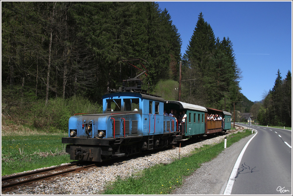Anlsslich der Ausstellungserffnung „175 Jahre Eisenbahn in sterreich“ in Mixnitz, gab es am 28.4.2012 zwei Sonderzge mit der Lok E3 auf der Breitenauerbahn.
Rograben 

