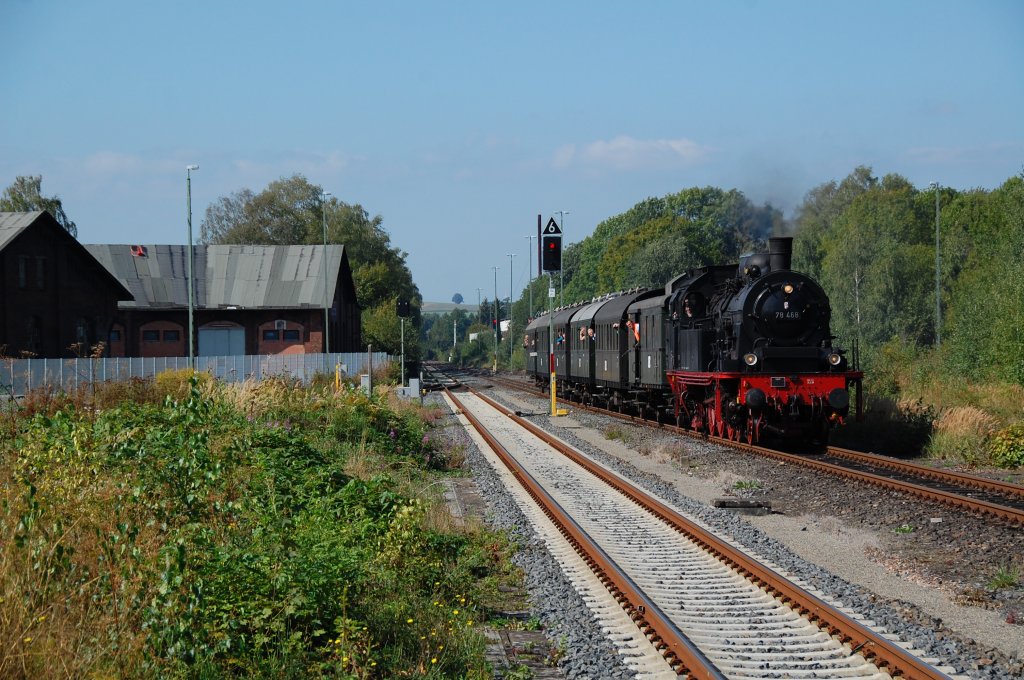 Anlsslich  Bad Driburg unter Dampf  unternahm 78 468 der Eisenbahn-Tradition Lengerich mehrere Pendelfahrten u.a. von Bad Driburg nach Ottbergen. Dabei konnte  sie einfahrend in die Reste des Bhf´s Ottbergen mit dem ehem. Lokschuppen bildlich festgehalten werden, 16.09.2012.