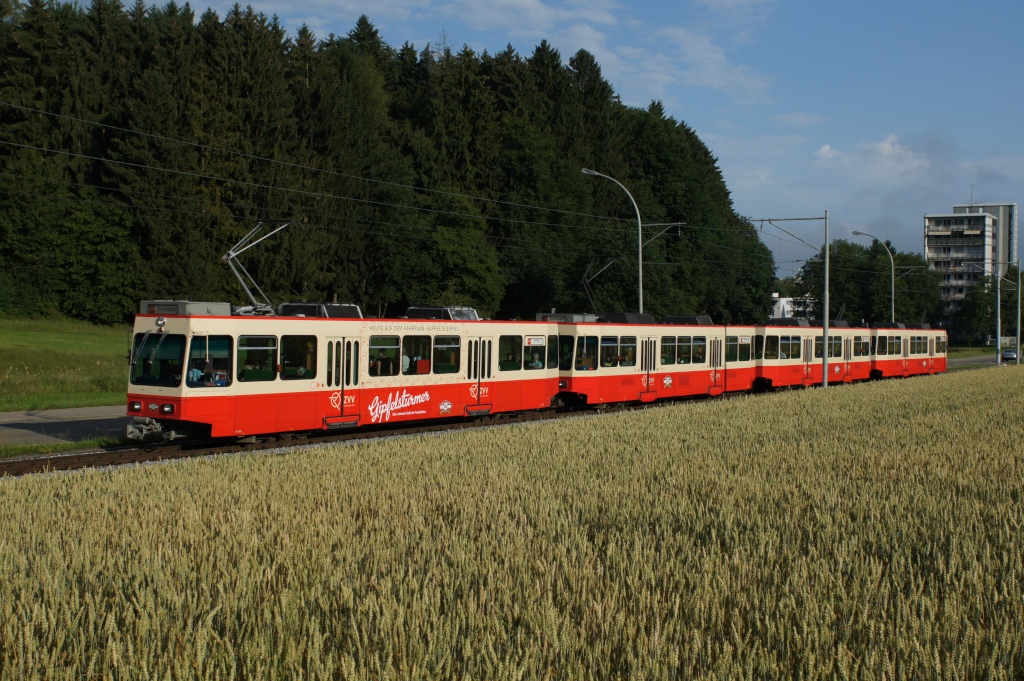 Anlsslich des 100-Jahr-Jubilums der Forchbahn wurde der Bt 203 zu einem fahrenden Kaffee umgebaut. Von Montag bis Freitag knnen die Pendler jeweils am Morgen einen Kaffee und ein Gipfeli geniessen. Der  Gipfelstrmer wird nicht wie blich zusammen mit einem Be 8/8-Doppeltriebwagen eingesetzt, sondern gemeinsam mit einem aus drei Be 4/4 bestehenden Pendelzug. (Waltikon, 5.7.12)