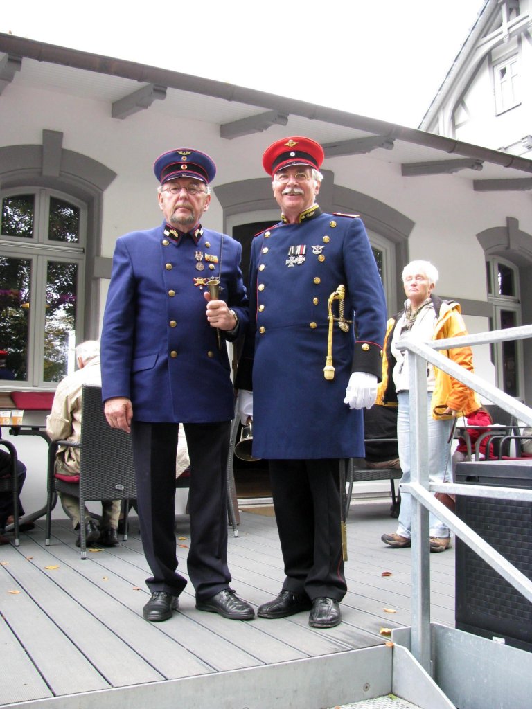 Anllich des 115 jhrigen Bestehens der Eisenbahnstrecke Schwerin-Gadebusch wurde der dortige Bahnhof nach aufwendiger Resoration wieder erffnet. Hier zeigten viele Liebhaber Ihre verbundenheit zur alten Eisenbahn. Zwei Freunde in den Uniformen der mecklenburgischen Eisenbahn. Gadebusch [07.10.2012]