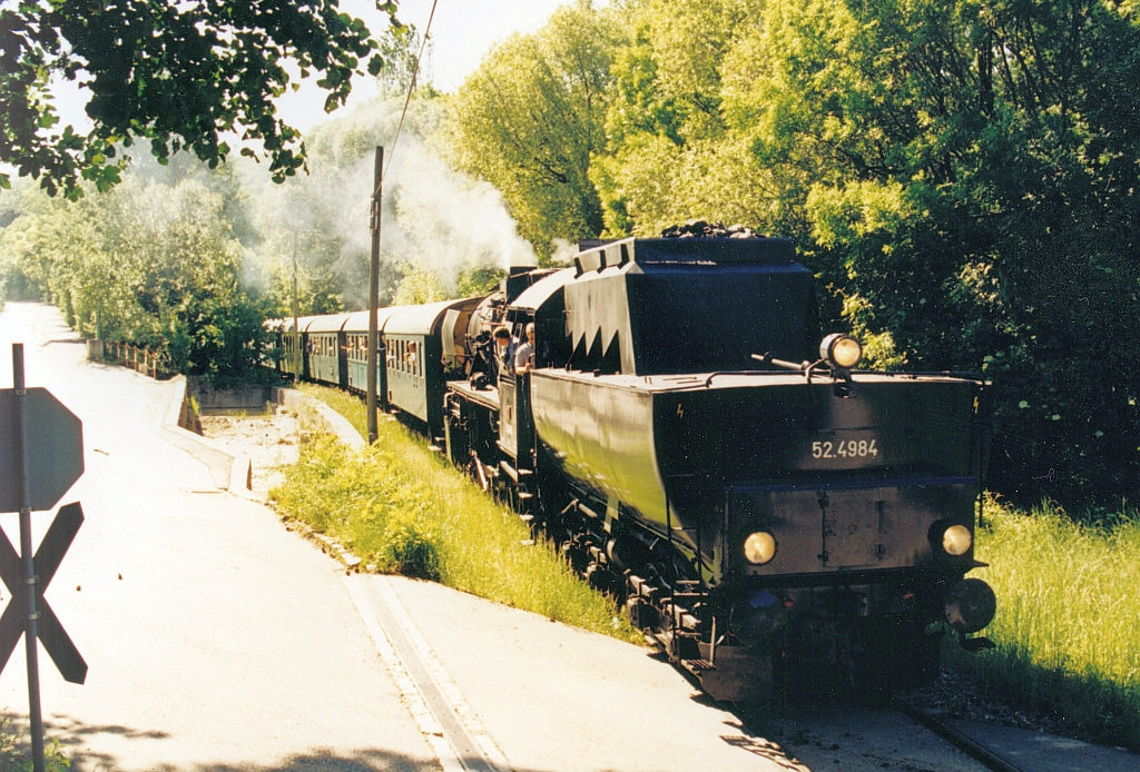 Anlsslich des 120 jhrigen Streckenjubilums der Kaltenleutgebener Bahn wurde am 24.Mai 2003 ein Sonderzug von Wien Ostbf. nach Waldmhle in Verkehr gesetzt. Gezogen wurde der Sonderzug von der (damals noch im Eigentum der BB befindlichen) 52.4984. Das Bild zeigt den Zug auf der Rckfahrt bei der ehemaligen Hst Neumhle. (Scan vom Fotopositiv) 

