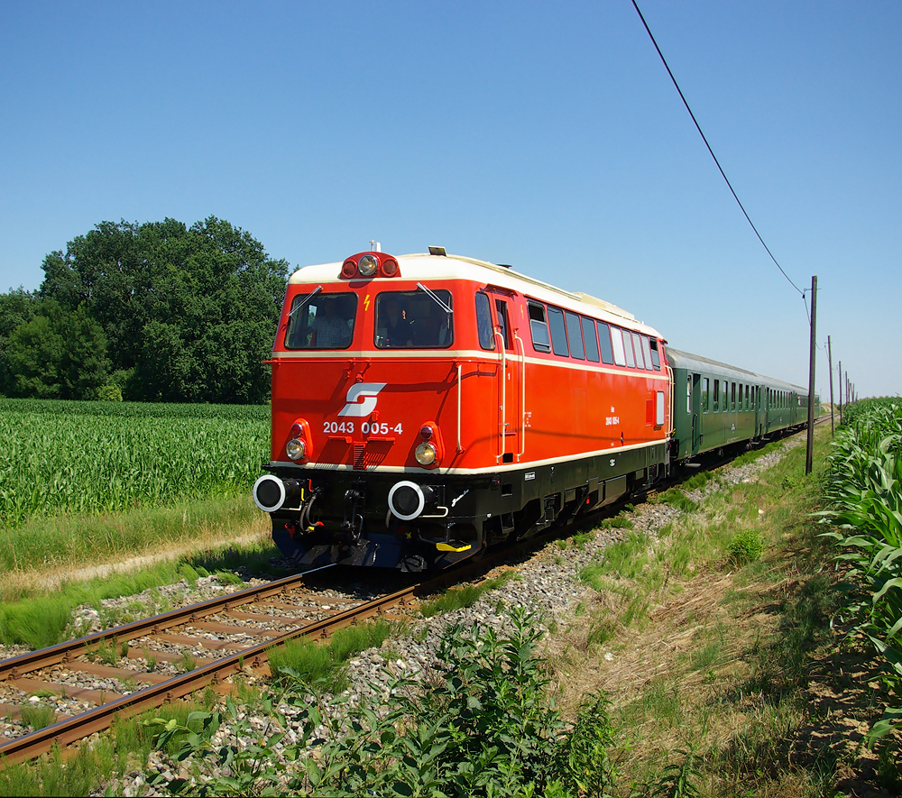 Anlässlich des 125 jährigen Geburtstages der Radkersburgerbahn veranstaltete ein beherzetes Team rund um Armin Klein zwei Jübiläumssonderzüge nach Bad Rakersburg.

Am 10.07.2010 fuhr der erste Sonderzug von Wien nach Mureck mit anschließender Pendelfahrt nach Bad Radkersburg und wieder zurück.

Dieses Bild zeigt die damals frisch hergerichtete 2043 005 mit dem E 16245 auf der Retourfahrt nahe Oberpurkla.

Hier die Webseite der damaligen Veranstalter und Protektoren der Radkersburgerbahn.
http://neue.radkersburger-bahn.at/Default.aspx