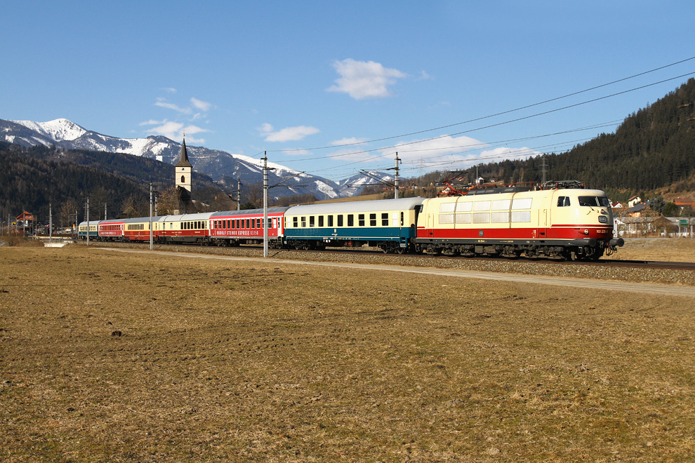 Anllich des 150 Jhrigen Geburstages, des sterreichers Rudolf Joseph Lorenz Steiner(http://de.wikipedia.org/wiki/Rudolf_Steiner) gibt es an diesem Wochenende eine Geburtstagsfahrt fr diesen groen Philosophen und Esoteriker.Hier sieht man diesen Sdz 17173  Rudolf Steiner Express  von Mnchen Hbf. nach Cakovec (Kroatien) welcher mit der E-Lok 103 235 bespannt war.
Kammern  25.2.2011