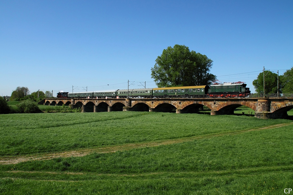 Anl�sslich des 155-j�hrigen Streckenjubil�ums pendelte am 01.05.2011 ein Sonderzug mit E44 044 und 35 1097-1 zwischen Leipzig und Gro�korbetha. Hier �berquert dieser die Saalebr�cke bei Bad D�rrenberg.