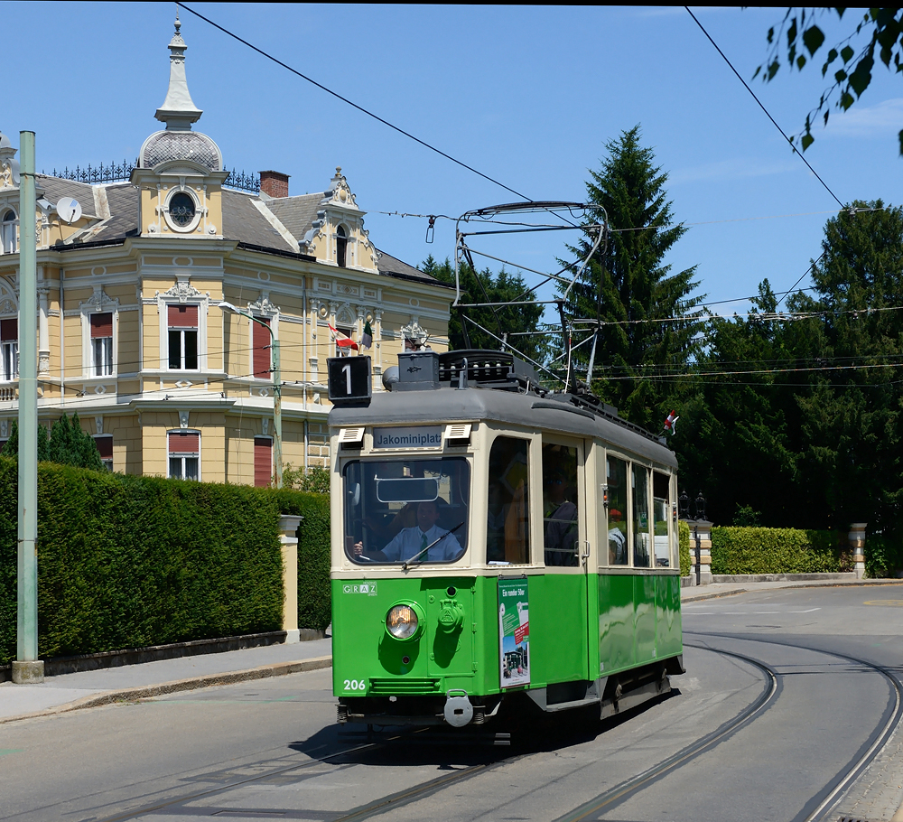 Anlsslich des 50. Einsatzjahres  der ersten Grazer Gelenktriebwgen, der Baureihe 260 gab es am 30.06. einen Sonderverkehr mit Altbautreibwgen auf dem Teilstck der Linie 1 Mariatrost > Jakominiplatz. 
Dieses Bild zeigt einen  Vertreter der ersten Nachkriegsbaureihe 200, den giftgrnen 206er stadteinwrts Ecke Lenaugasse/Lechgasse.

Der  Giftige  wurde im Zuge eines mittlerweile eingestellten Projekts der abgewhlten grnen Vizebrgermeisterin in dieser Farbe lackiert. 
Tatschlich wurden in den 1970er Jahren einige 200er zu Testzwecken in einem hnlichen Grn lackiert.