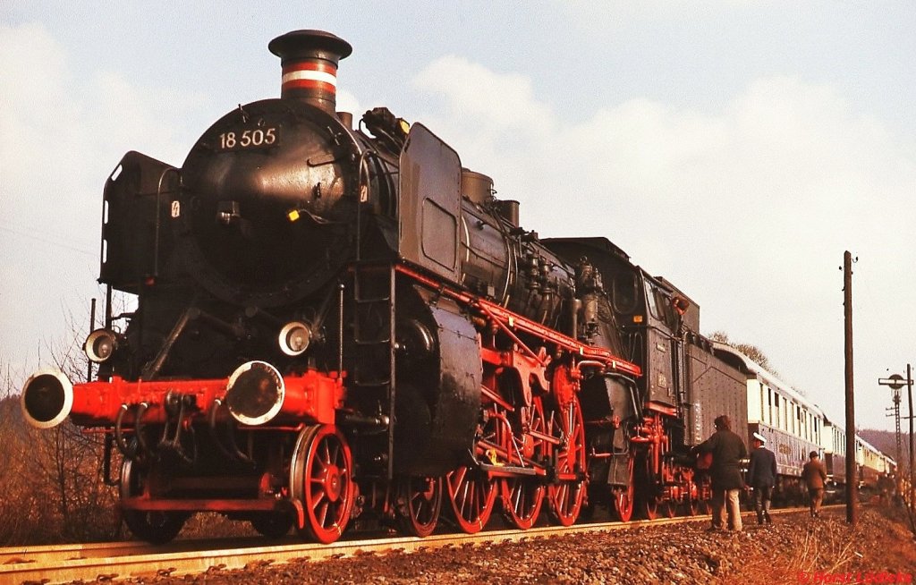 Anläßlich des Dampflokabschiedes in Stolberg war im April 1976 u. a. auch die 18 505 mit dem Rheingoldzug ausgestellt
