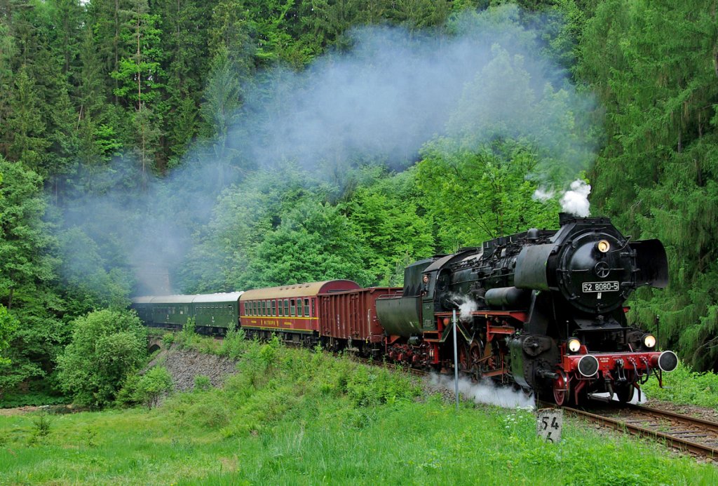 Anlsslich des Festes 675 Jahre Neustadt in Sachsen waren die Ostschsischen Eisenbahnfreunde Ende Mai 2008 ein ganzes Wochenende lang zu Gast auf der Sebnitztalbahn von Neustadt nach Bad Schandau. 52 8080 befindet sich hier kurz nach der Ausfahrt aus dem dritten von Sieben Tunneln der Strecke und wird gleich im Bahnhof Ulbersdorf eintreffen. Es handelt sich hier um die erste Fahrt von Lbau nach Neustadt am 23. Mai 2008, die Eisenbahnfreunde hatten die Kohlen fr das Wochenende gleich im eigenen Gterwagen mitgebracht.
Mehr Infos und Bilder von der Sebnitztalbahn gibts auf meiner Homepage!
http://www.vogels-perspektiven.de/