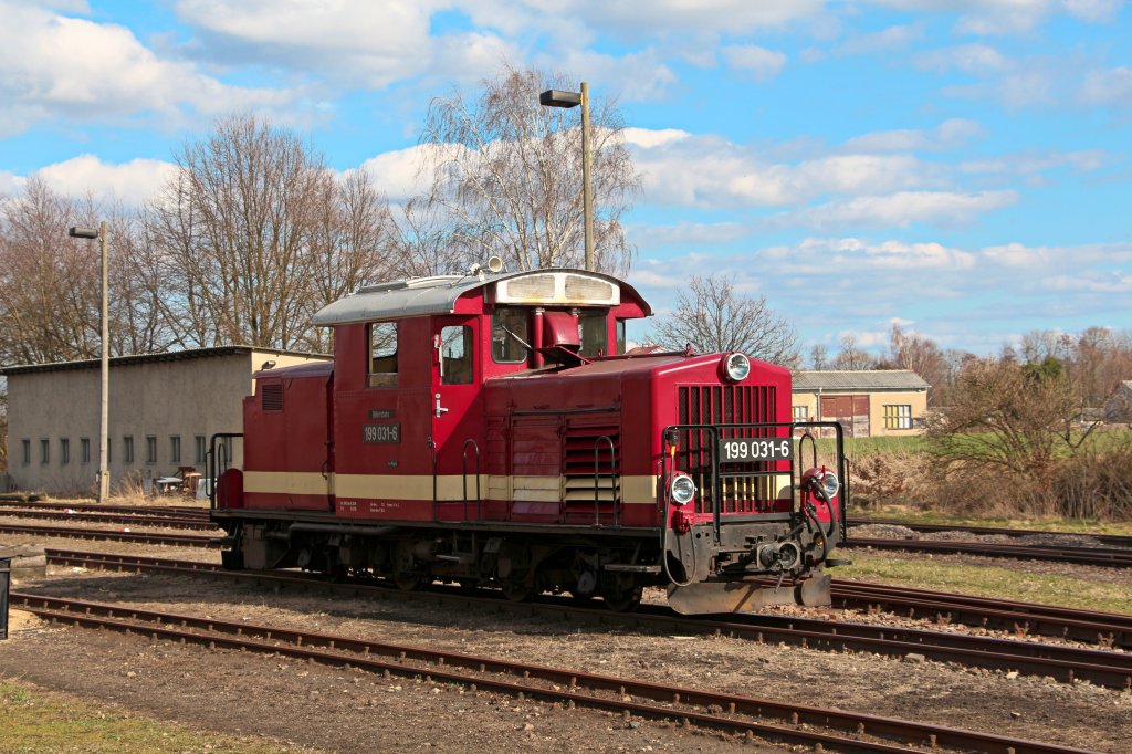 Anlsslich des Frhlingsfestes im Bahnhof Mgeln fanden zwischen Mgeln un Naundorf fr Interesierte Fhrerstandsmitfahrten statt. Dafr war am Nachmittag des 14.04.13 199 031-6 zustndig.