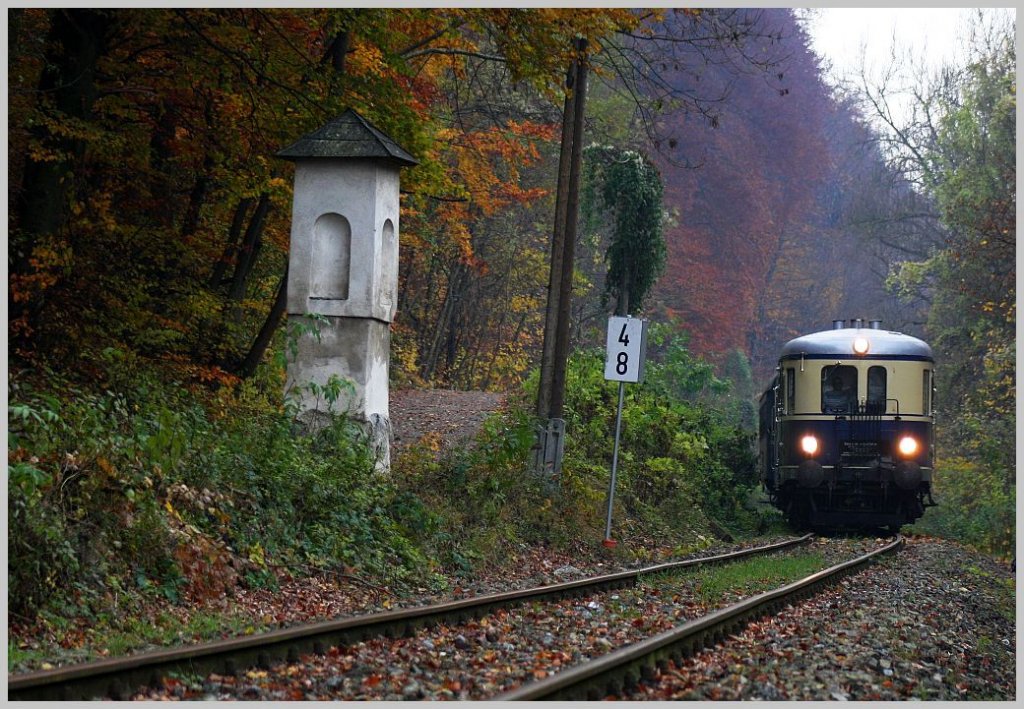 Anlsslich des Perchtoldsdorfer Htereinzuges veranstaltete der Verein Pro Kaltenleutgebner Bahn Sonderfahrten mit dem 5042 14 auf der schnen, 6,7 km langen Strecke zwischen Wien/Liesing und Waldmhle. Hier bei der ersten Rckfahrt kurz nach der Abfahrt in Waldmhle, 06.11.11